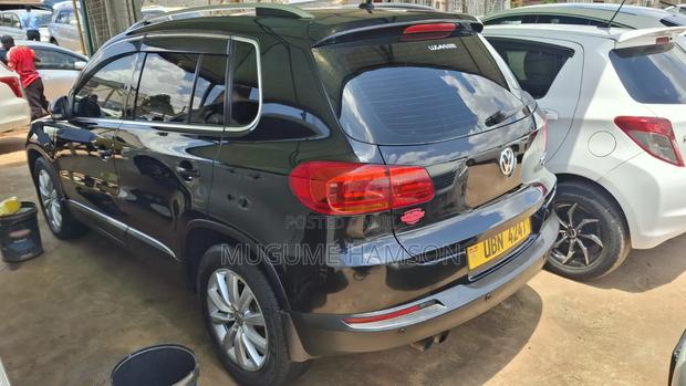 Volkswagen Tiguan S with Sunroof 2013 Black