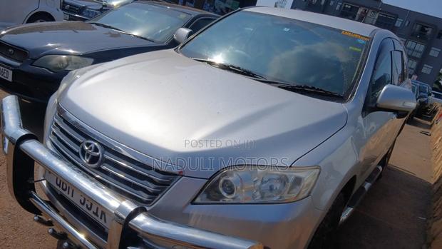 Toyota Vanguard 2010 Silver