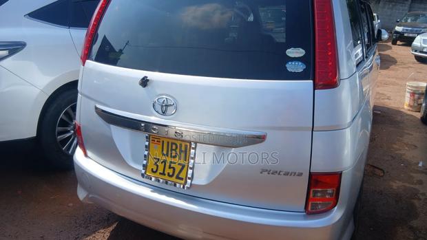 Toyota ISIS 2008 Silver