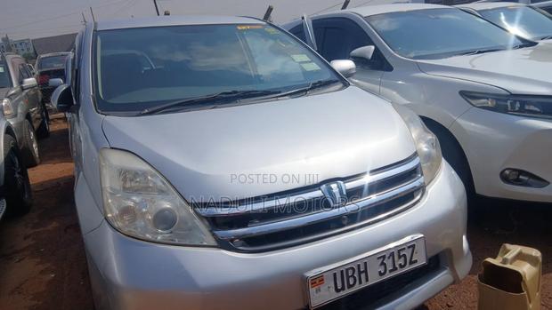 Toyota ISIS 2008 Silver