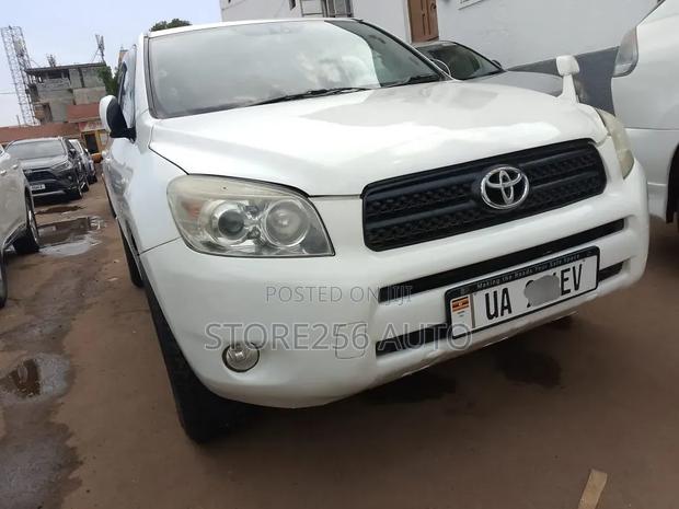 Toyota RAV4 I4 2006 White