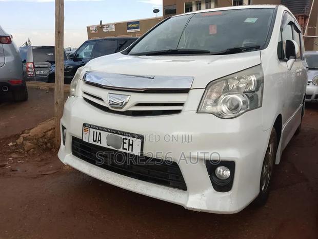 Toyota Noah 2.0 158hp FWD (8 Seater) 2011 White
