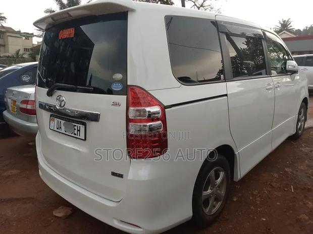 Toyota Noah 2.0 158hp FWD (8 Seater) 2011 White