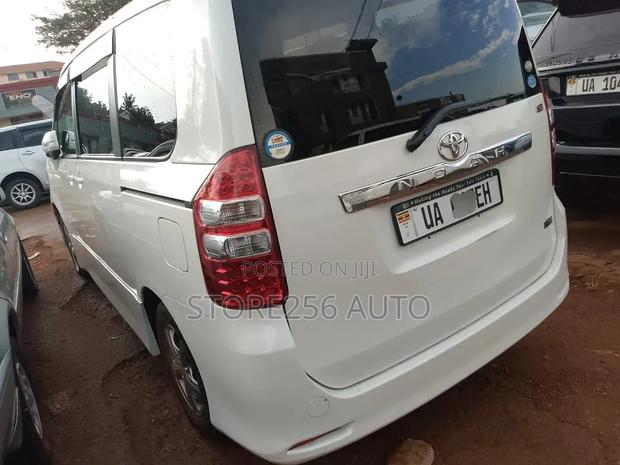 Toyota Noah 2.0 158hp FWD (8 Seater) 2011 White