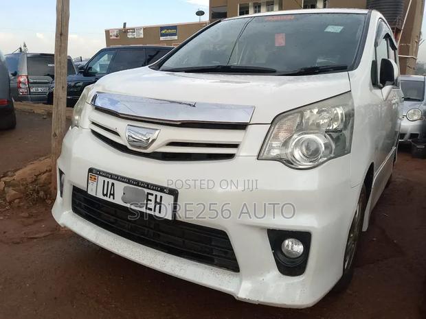 Toyota Noah 2.0 158hp FWD (8 Seater) 2011 White
