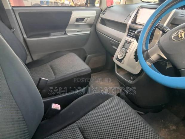 Toyota Noah 2010 Silver