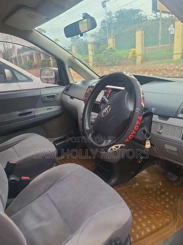 Toyota Noah 2006 Silver
