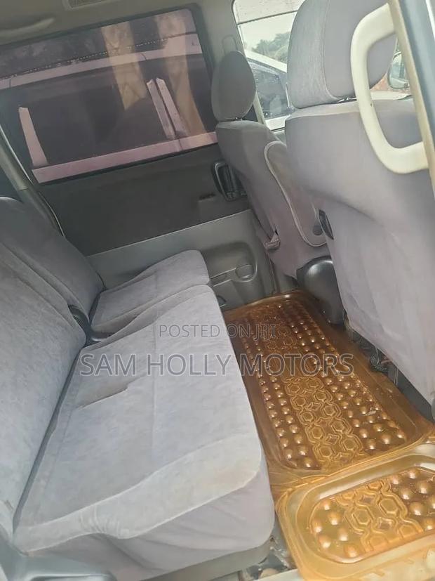 Toyota Noah 2006 Silver