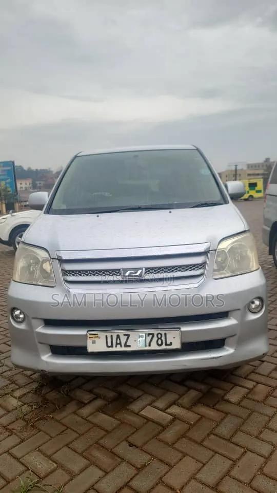 Toyota Noah 2006 Silver