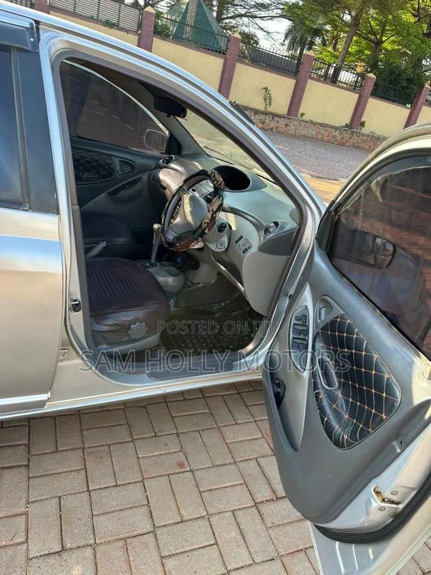 Toyota Platz 2002 Silver
