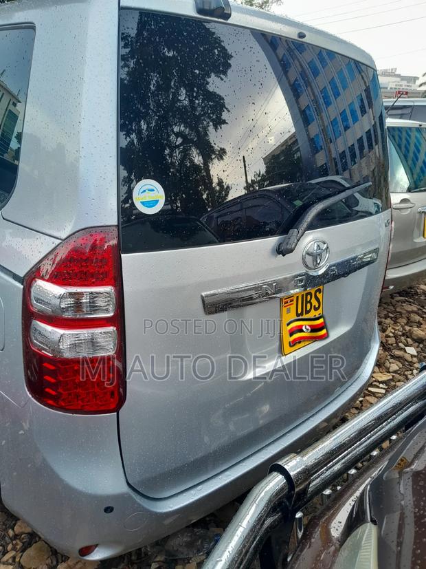 Toyota Noah 2011 Silver