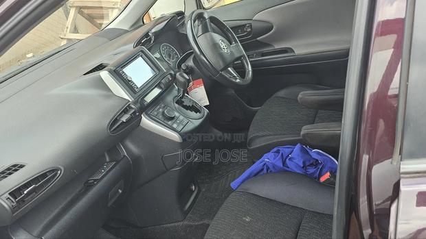 Toyota Wish 2012