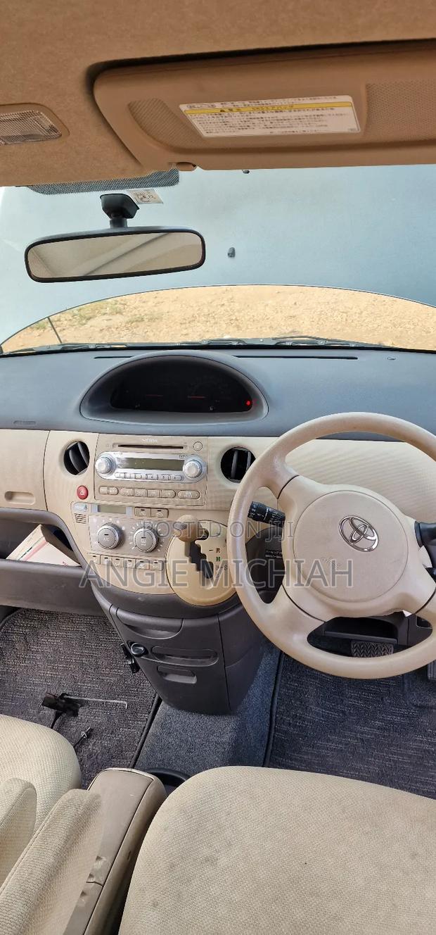 Toyota Sienta 2010 Gray