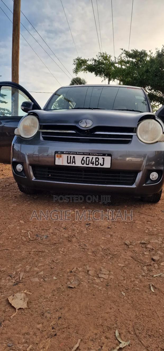 Toyota Sienta 2010 Gray