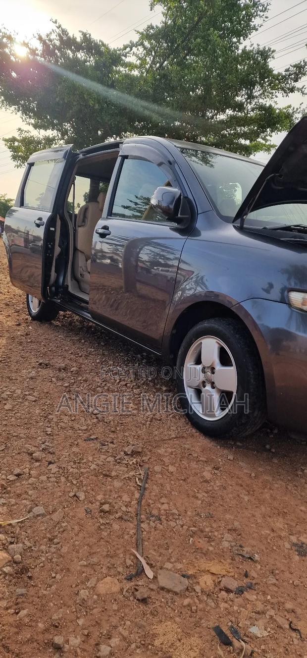 Toyota Sienta 2010 Gray