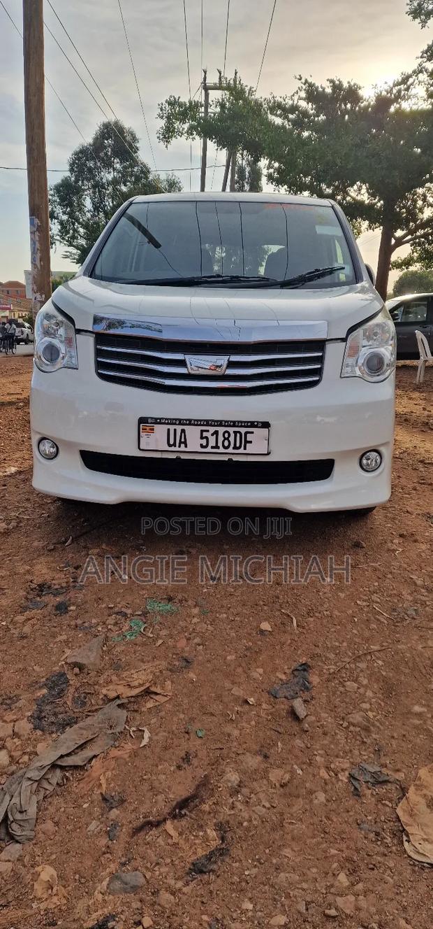 Toyota Noah 2.0 158hp AWD (7 Seater) 2012 White