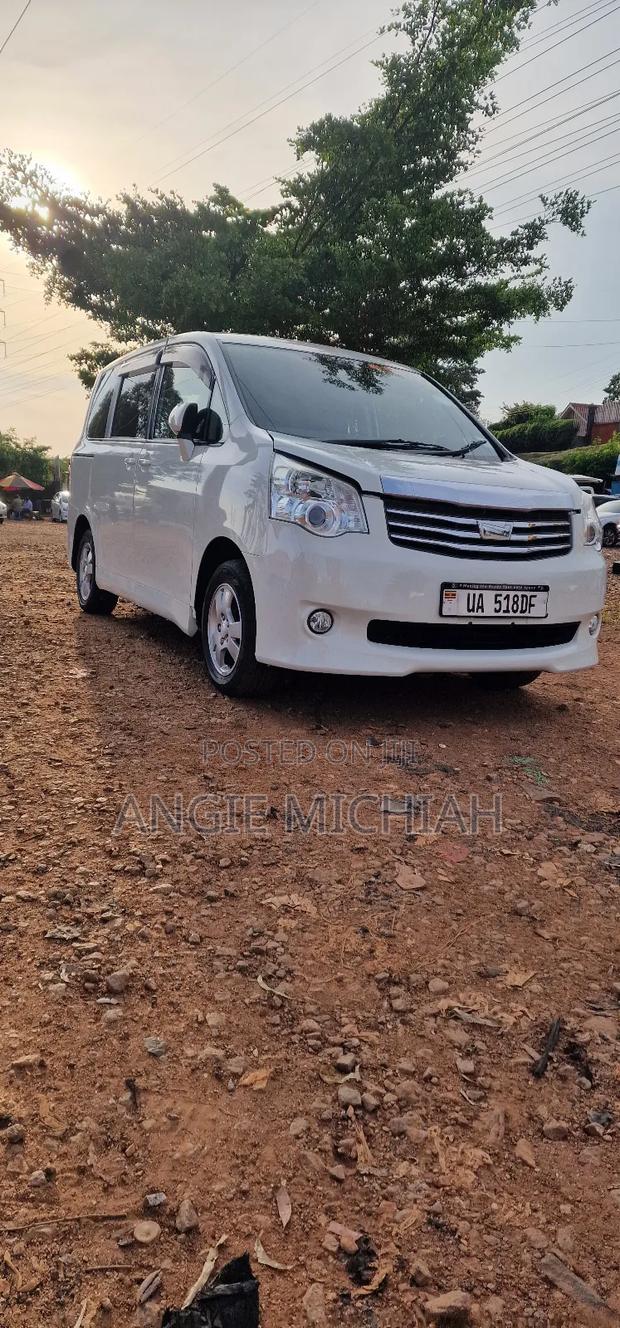 Toyota Noah 2.0 158hp AWD (7 Seater) 2012 White