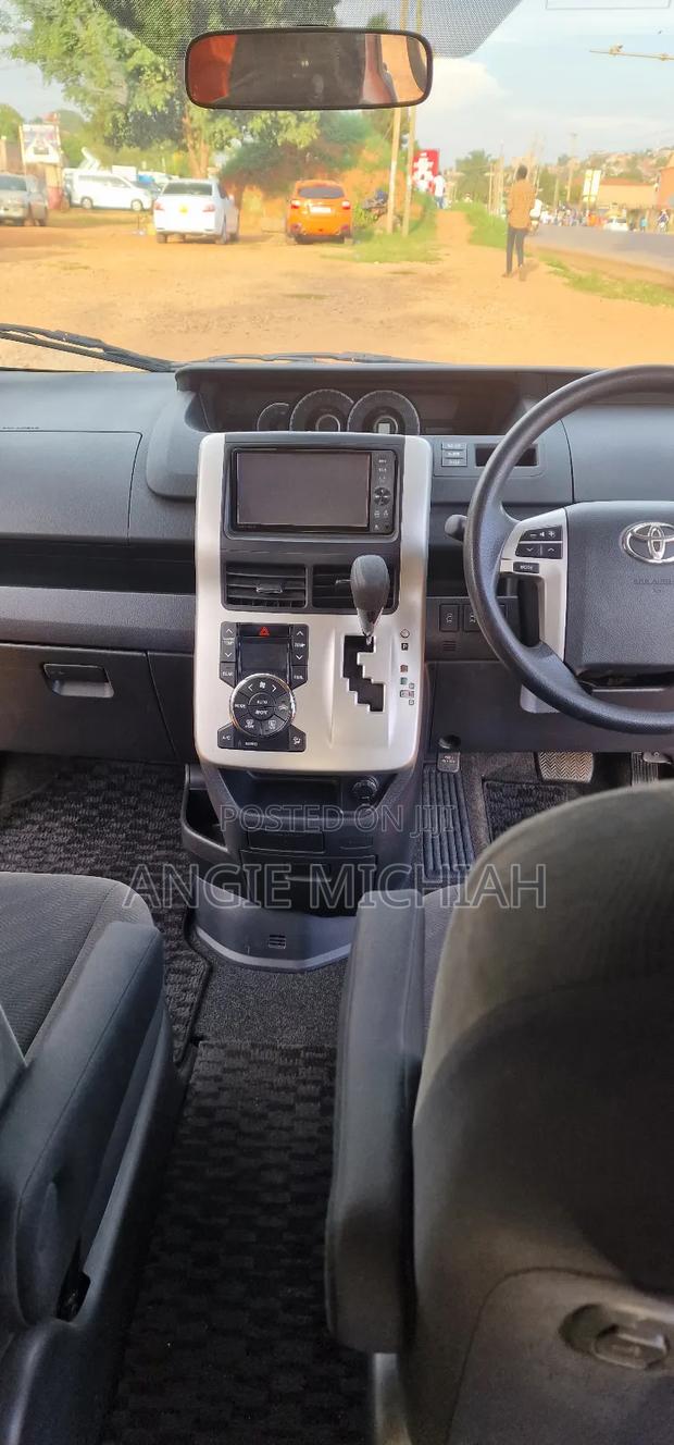 Toyota Noah 2.0 158hp AWD (7 Seater) 2012 White