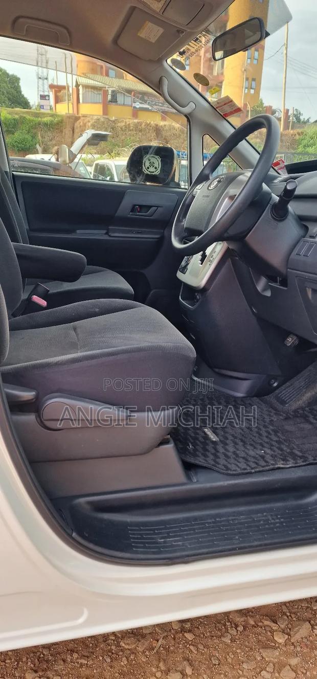 Toyota Noah 2.0 158hp AWD (7 Seater) 2012 White