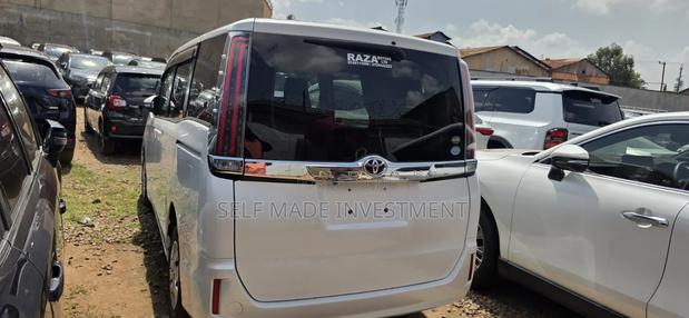 Toyota Noah 2018 White