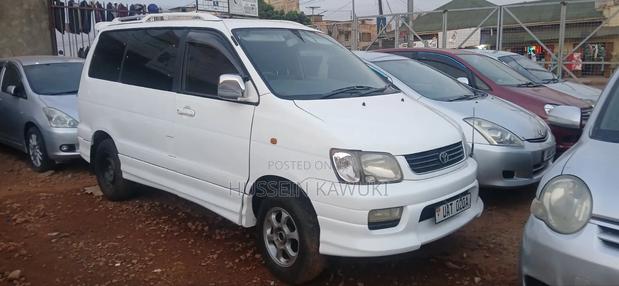 Toyota LiteAce Noah 2000 White