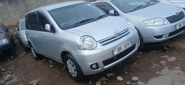 Toyota Sienta 2005 Silver