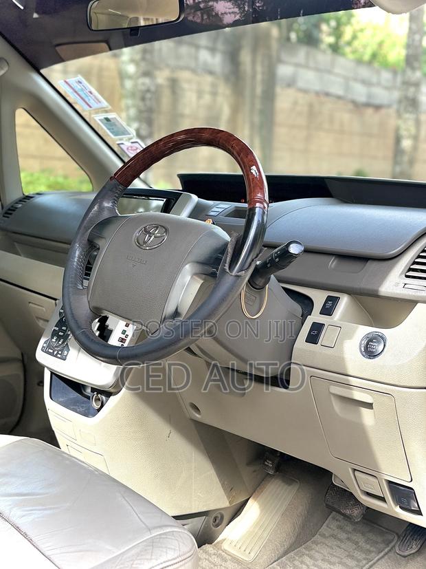 Toyota Noah 2011 White