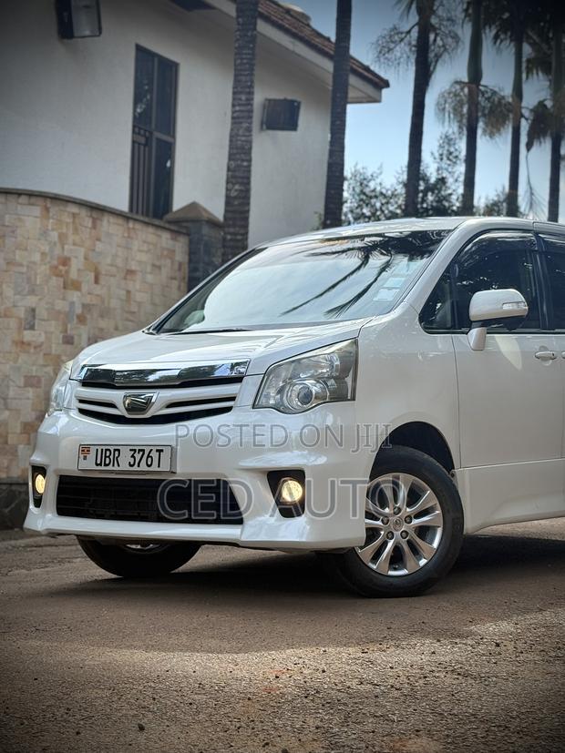 Toyota Noah 2011 White