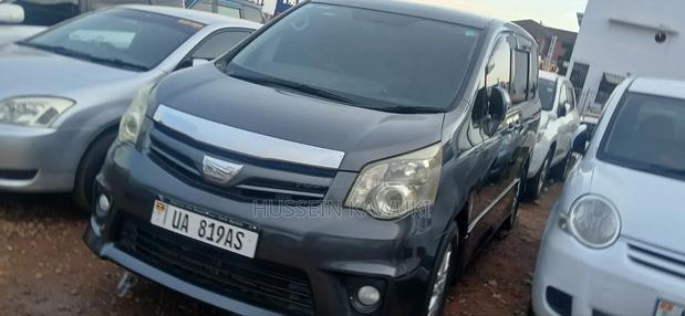 Toyota Noah 2010 Silver