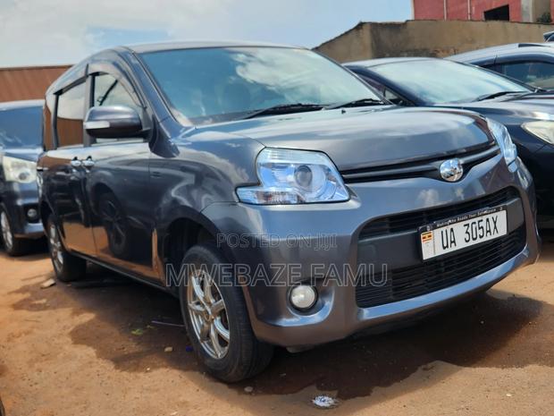 Toyota Sienta 2012 Silver