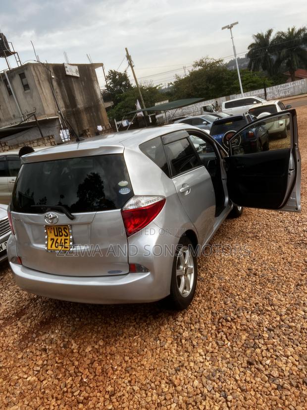 Toyota Ractis 1.5 AWD 2010 Silver