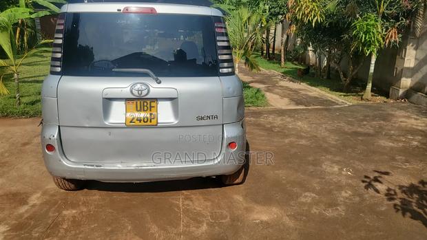 Toyota Sienta 2007 Silver