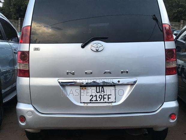 Toyota Noah 2005 Silver
