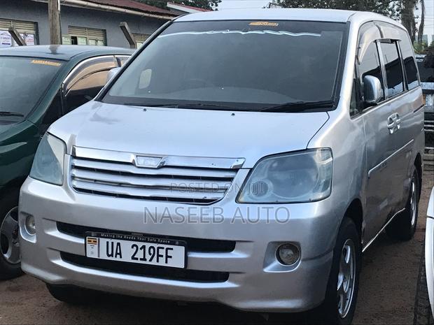 Toyota Noah 2005 Silver