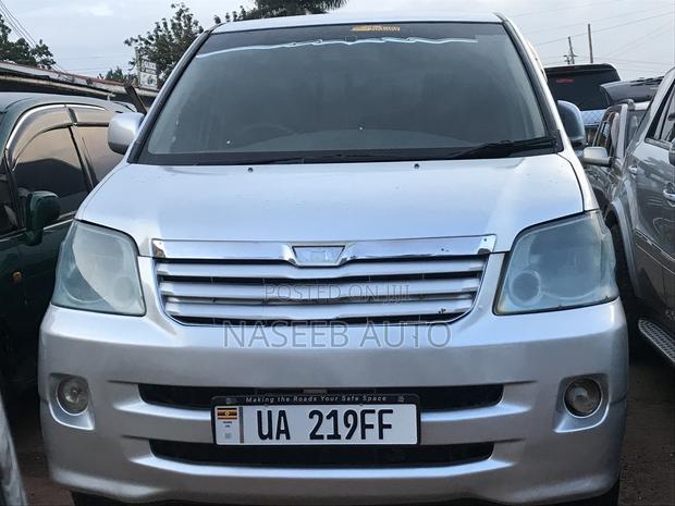 Toyota Noah 2005 Silver