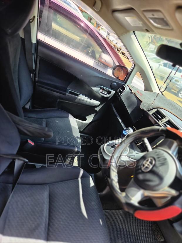 Toyota Ractis 1.5 FWD 2012 Silver