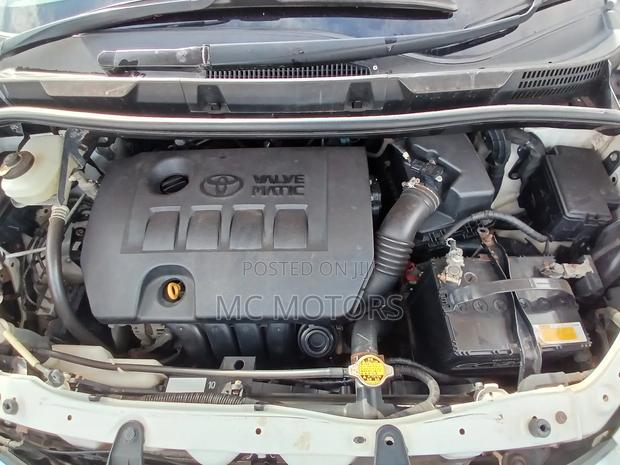 Toyota Noah 2.0 143hp AWD (8 Seater) 2010 White