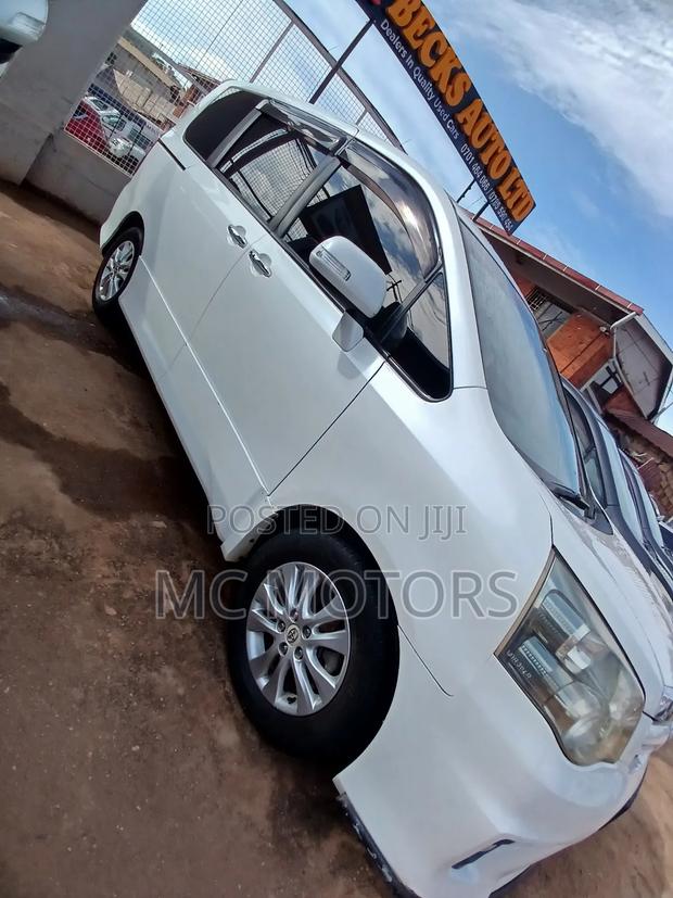 Toyota Noah 2.0 143hp AWD (8 Seater) 2010 White