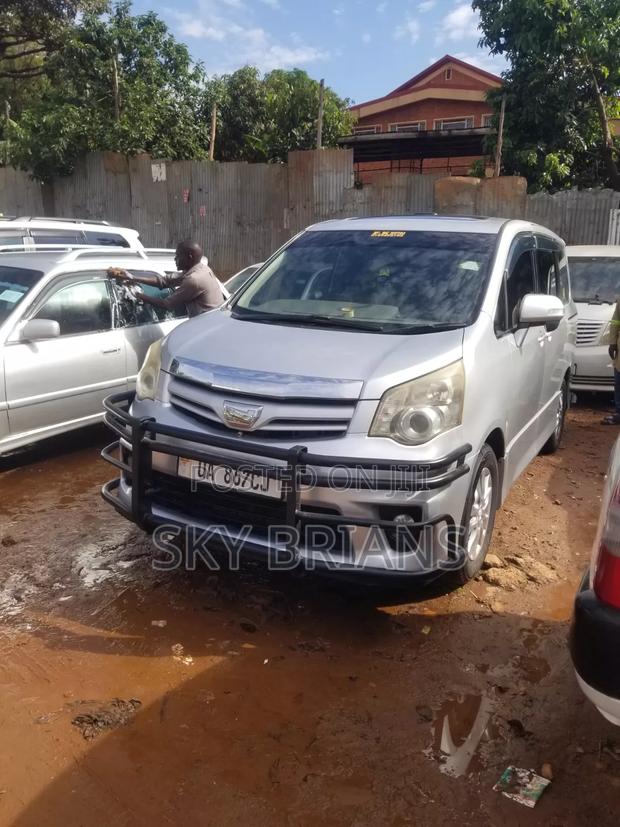 Toyota Noah 2.0 143hp AWD (7 Seater) 2010 Silver