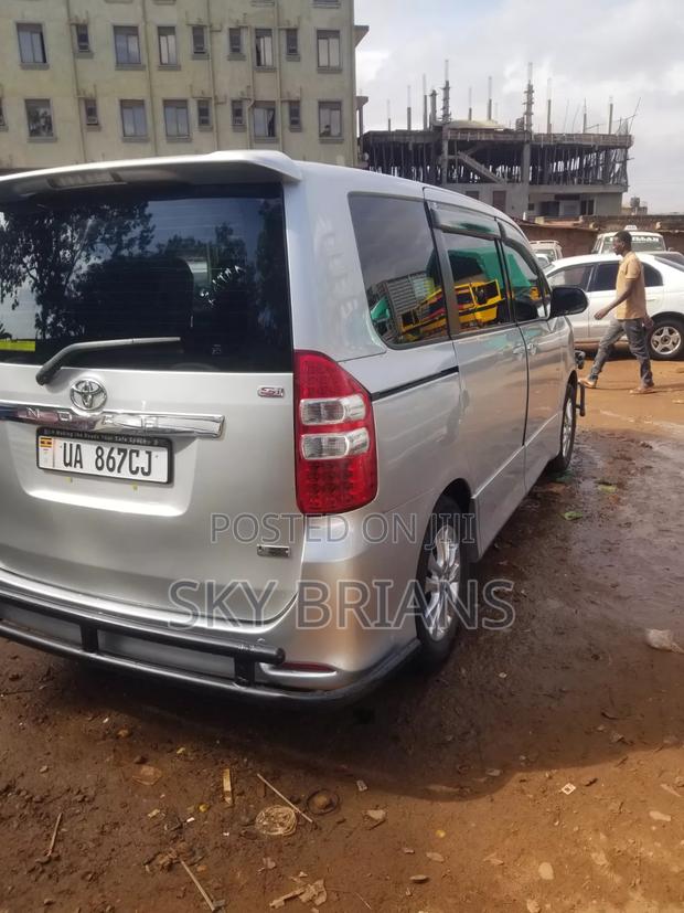 Toyota Noah 2.0 143hp AWD (7 Seater) 2010 Silver