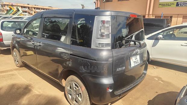 Toyota Sienta 2012 Gray