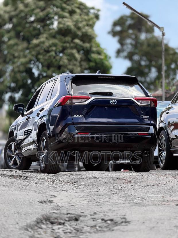 Toyota RAV4 2022 Blue