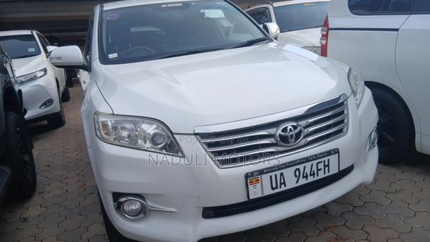 Toyota Vanguard 2012 White