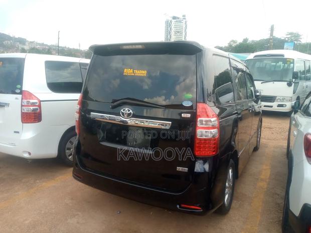 Toyota Noah 2.0 158hp AWD (7 Seater) 2013 White