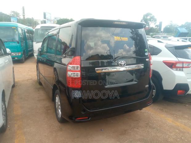 Toyota Noah 2.0 158hp AWD (7 Seater) 2013 White