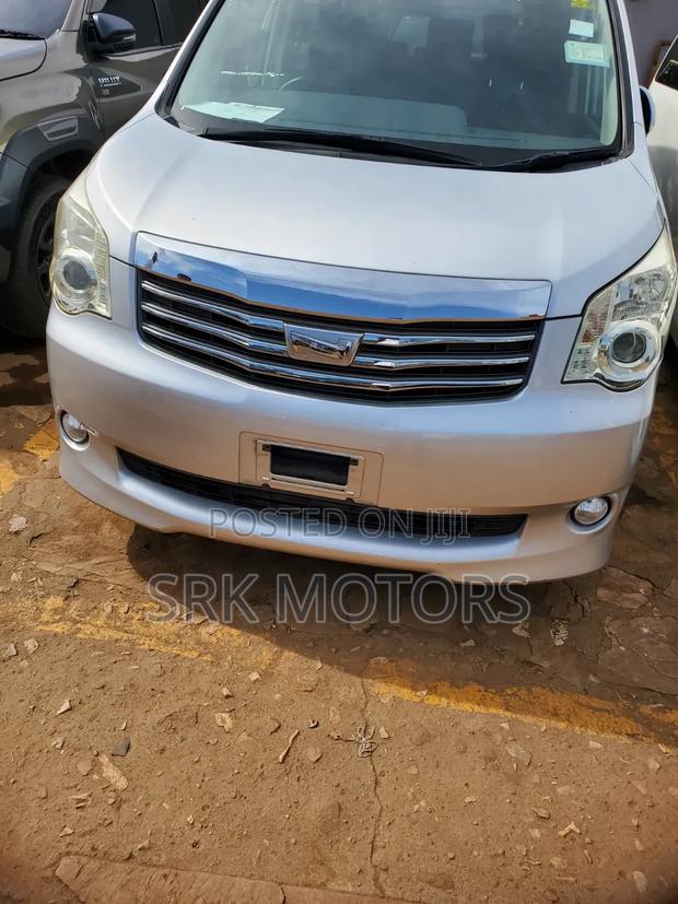 Toyota Noah 2.0 143hp AWD (8 Seater) 2013 Silver