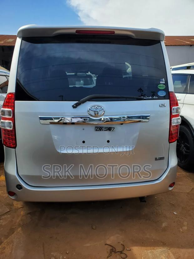 Toyota Noah 2.0 143hp AWD (8 Seater) 2013 Silver