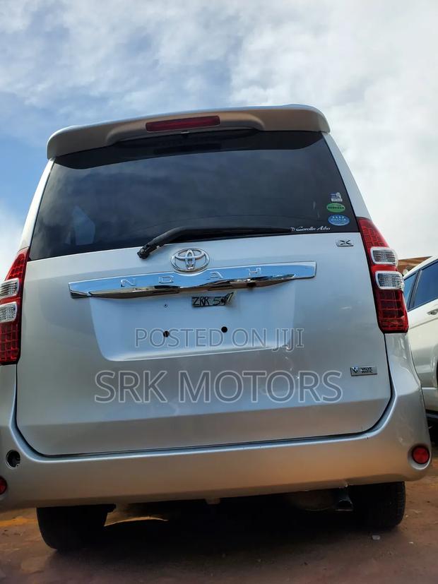 Toyota Noah 2.0 143hp AWD (8 Seater) 2013 Silver