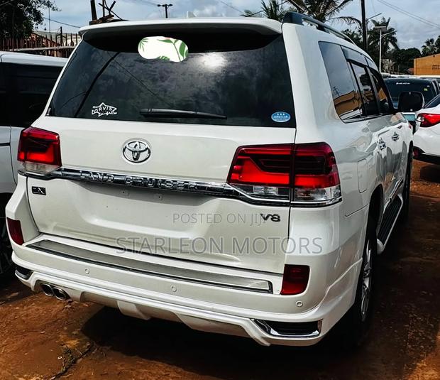 Toyota Land Cruiser 4.6 V8 ZX 2018 White