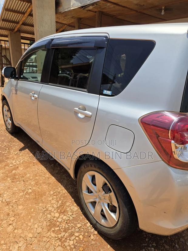 Toyota Ractis 1.5 FWD 2009 Silver